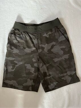 Lululemon Men's Camouflage Performance Shorts - Olive/Gray medium size